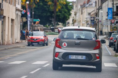 Dordogne, Fransa 4 Temmuz 2023: Genç Sürücü Aracı Bir Şehir Caddesine park edilmiş Acemi Tabelasıyla