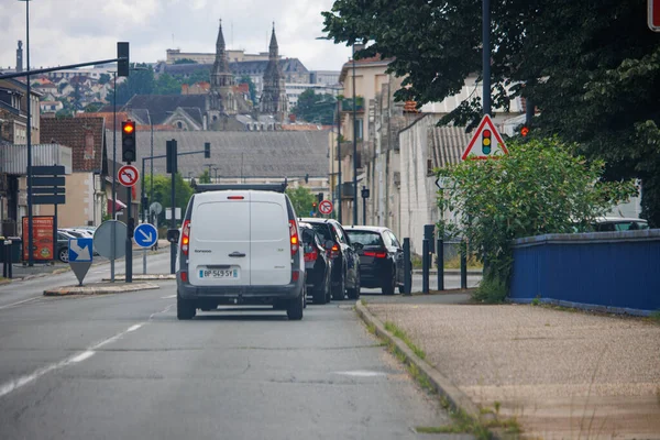 Dordogne Francie Července 2023 Auta Trpělivě Čekají Červeném Semaforu Ulici — Stock fotografie