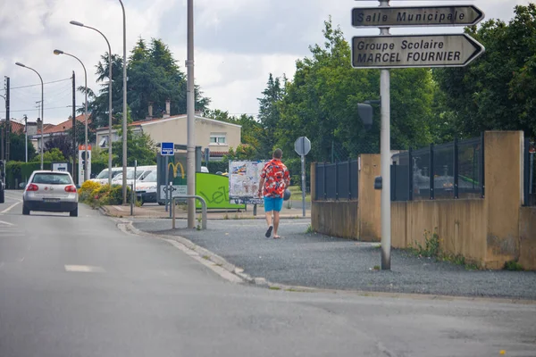 Dordogne Franciaország Július 2023 Magányos Gyalogos Séta Csendes City Street — Stock Fotó
