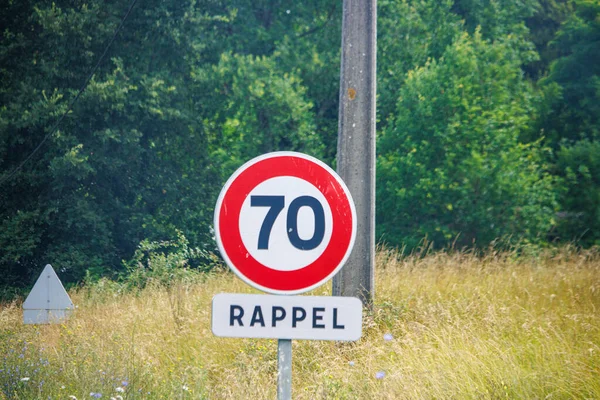 2023年7月4日 法国杜龙 在当地公路上每小时70公里速度限制的提示签名 — 图库照片