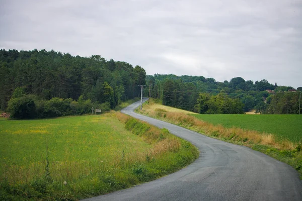 Dordogne Franciaország Július 2023 Curving Road Passing Field — Stock Fotó