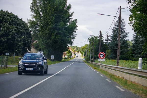 Dordogne Franciaország Július 2023 Black Car Road Meghalad Egy Sebességkorlátozó — Stock Fotó
