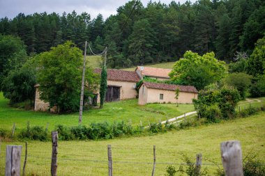 Dordogne, Fransa Temmuz 02 2023: Ağaçlarla çevrili Çiftlik