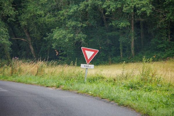 2023年7月2日 法国杜龙 公路上的屈服标志 — 图库照片