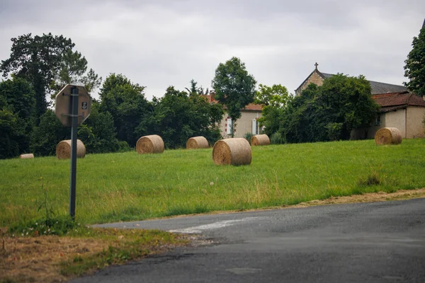 Dordogne Franciaország Július 2023 Hay Bales Vidéki Házak Közelében — Stock Fotó