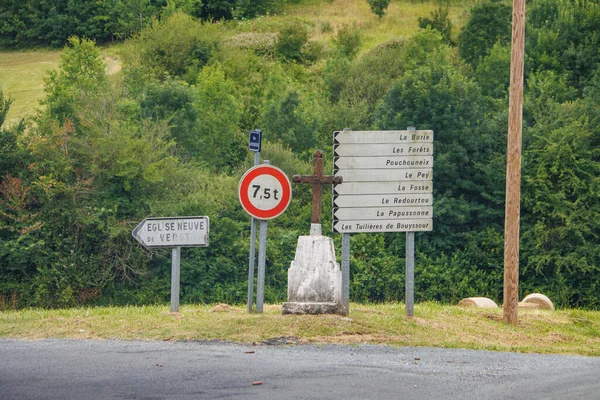 Dordogne Franciaország Július 2023 Közlekedési Jelzések Háborús Emlékmű — Stock Fotó