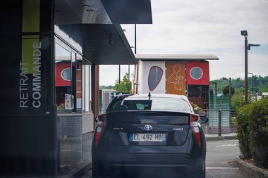 Dordogne, Fransa Temmuz 02 2023: Toyota Car McDonald 's Drive-thru' da Düzeni Bekliyor