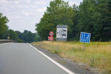 Dordogne, Fransa Temmuz 02 2023: Hız Sınırı ve Radar Uyarısı ile Yol İşaretleri Kümesi