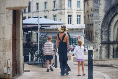 Dordogne, Fransa Temmuz 02: 2023: İki Çocukla Yürüyen İyi Giyimli Kadın