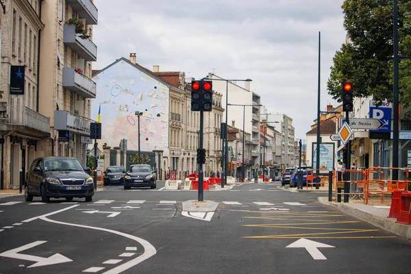 Dordogne, Fransa Temmuz 02 2023: Kızıl Trafik Işıkları ve İnşaat Kalıntıları ile Yeni Yapılmış Yol Kavşağı