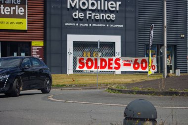 Dordogne, Fransa 2 Temmuz 2023: Mağazada% 60 indirimli bayrak