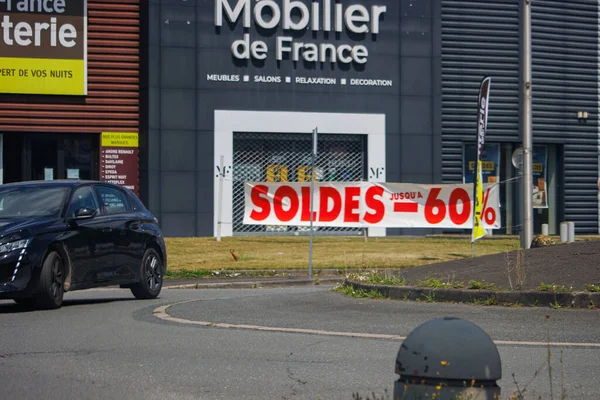 Dordogne, Fransa 2 Temmuz 2023: Mağazada% 60 indirimli bayrak