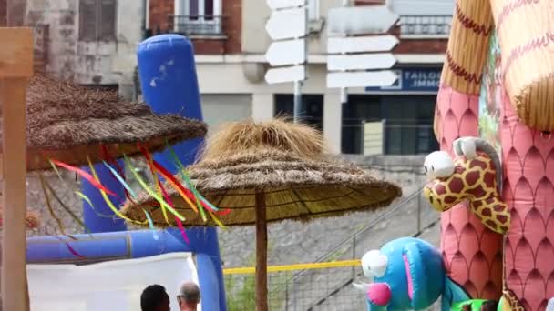 Perigueux Dordogne Frankreich Juli 2023 Bambus Sonnenschirm Neben Aufblasbaren Attraktionen — Stockvideo