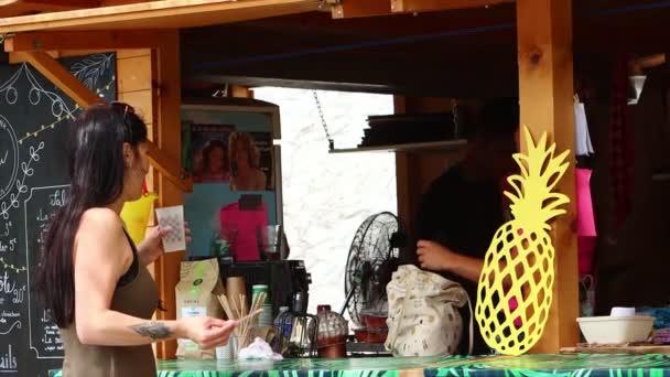 フランスドードーニュ県ペルギュー2023年7月16日 ポップアップ飲料スタンド — ストック動画