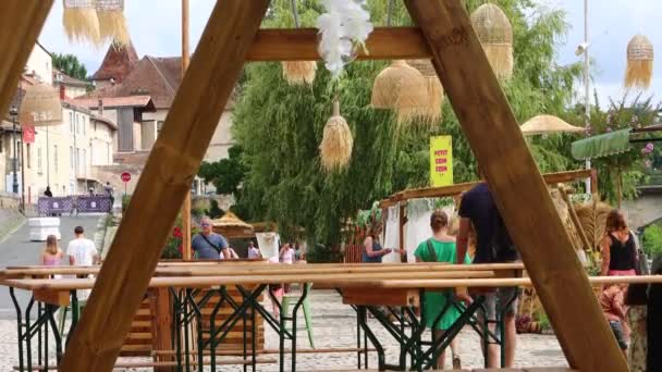 Perigueux Dordogne Fransa Temmuz 2023 Yoldan Geçenlerle Boş Restoran Masaları — Stok video