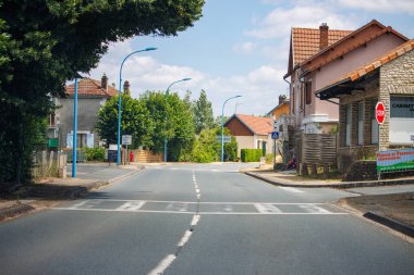 Dordogne, Fransa Temmuz 02 2023: Kırsal bir Köyden Geçiş Yolu