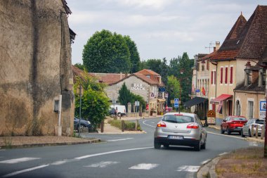 Dordogne, Fransa 2 Temmuz 2023: Büyüleyici Köyü Ziyaret Eden Turistler