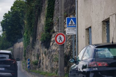 Dordogne, Fransa Temmuz 02 2023: Yaya güvenliği tedbirleri uygulanıyor