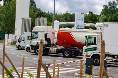 Perigueux, Dordogne, Fransa Temmuz 04: 2023: Yoğun Kamyon Trafiği