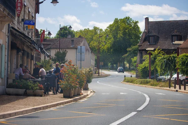 Dordogne, Fransa 2 Temmuz 2023: Resimli bir Köyün İçinden Geçiş Yolu