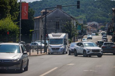 Perigueux, Dordogne, Fransa Temmuz 09 2023: Trafik sıkışıklığı, Şehir Trafiği