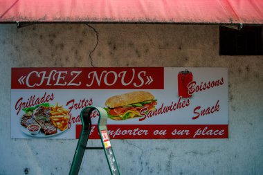 Perigueux, Dordogne, Fransa Temmuz 09 2023: Restoran İmza, Misafirperver İş