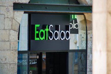 Perigueux, Dordogne, Fransa Temmuz 09 2023: Sehirdeki Salata Dükkanı
