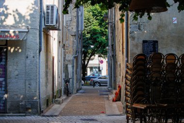 Perigueux, Dordogne, Fransa Temmuz 09: 2023: Kapalı Dükkanlı Issız Sokak