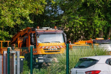 Perigueux, Dordogne, Fransa Temmuz 07: 2023: Iveco İnşaat Kamyonu İş Başında