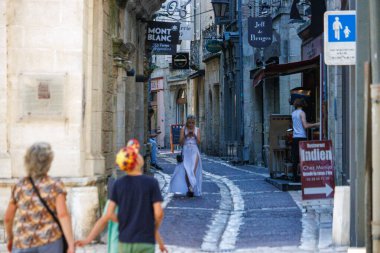 Perigueux, Dordogne, Fransa Temmuz 09 2023: Dükkanlar ve yayalarla sokak, Kentsel Ekonomi