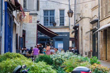 Perigueux, Dordogne, Fransa Temmuz 09: 2023: Restoranlarla Dolu Sokak, Ticari Turizm