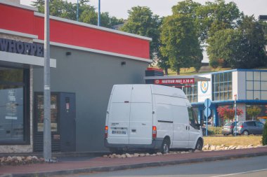 Perigueux, Dordogne, Fransa 11 Temmuz 2023: Burger King Drive-Thru, Trafik Durumu