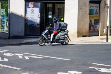 Perigueux, Dordogne, Fransa 14 Temmuz 2023: Scooter, Uber Eats, Ticaret