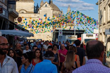 Perigueux, Dordogne, Fransa 19 Temmuz 2023: Sokakta Yürüyen İnsanlar, Yerel Kutlama