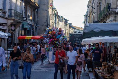 Perigueux, Dordogne, Fransa 19 Temmuz 2023: Sokaklarda Dolaşan İnsanlar, Şehir Turizmi ve Rahatlama