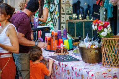 Perigueux, Dordogne, Fransa 19 Temmuz 2023: Kaldırımdaki İçecek Satışı, Sokak Ticareti