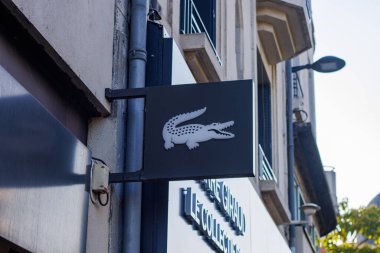 Perigueux, Dordogne, Fransa 19 Temmuz 2023: Lacoste Brand Amblem, İş ve Perakende
