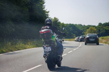 Dordogne, Fransa 23 Temmuz 2023: Departman Yolu üzerindeki motosikletçi