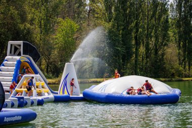 Dordogne, Fransa 23 Temmuz 2023: Su Eğlence Parkı, Turizm ve Turizm 'de Heyecanlı Geziler