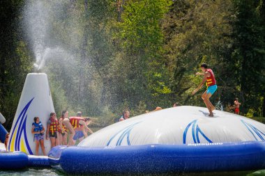 Dordogne, Fransa 23 Temmuz 2023: Aquaglide Water Fun, Turizm, Tatil