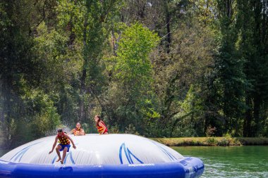 Dordogne, Fransa 23 Temmuz 2023: Aquaglide, Turizm, Tatil