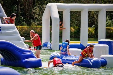 Dordogne, Fransa 23 Temmuz 2023: Aquaglide Su Faaliyeti, Turizm, Tatil