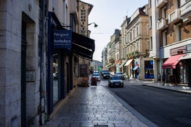 Perigueux, Fransa Eylül 08 2023: Perigueux 's Commercial Street' te Gayrimenkul Fırsatları.