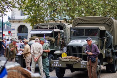 Perigueux, Fransa Eylül 02 2023: Tarihin Anıtı: Klasik Amerikan Askeri Aracı Korundu.