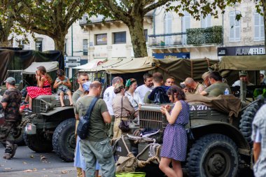 Perigueux, Fransa Eylül 02 2023: Tarihin Anıtı: Klasik Amerikan Askeri Aracı Korundu.