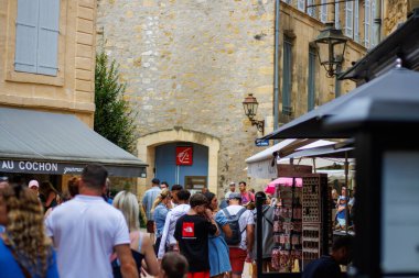 Sarlat, Fransa 07 Ağustos 2023: Sarlat 'ın Tarihi Sokağından Geçen Turist Grupları.