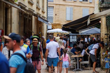 Sarlat, Fransa 07 Ağustos 2023: Canlı Turistik Atmosfer Sarlat 'ın Şehir Sokakları.