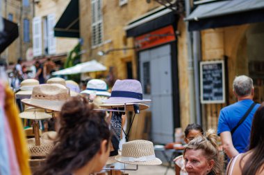 Sarlat, Fransa 07 Ağustos 2023: Straw Hat Galore: Sarlat 'ta Otantik Fransız Şapkaları Satılık.