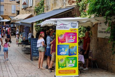 Sarlat, Fransa 07 Ağustos 2023: Sokak Reklamcılığı Yerel Aile Oyun Yaratıcısını Destekliyor.