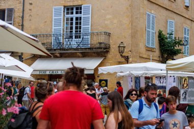 Sarlat, Fransa 07 Ağustos 2023: Sarlat 'ta Gelişmekte Olan Pazar Yeri Foie Gras' nın Mutfak Mirasını Kutluyor.